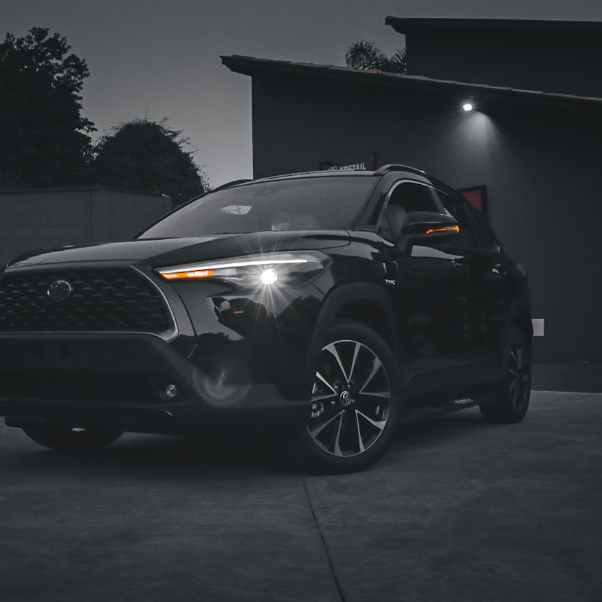 Um carro preto estacionado