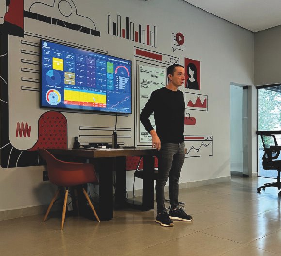 Um homem apresentando um gráfico